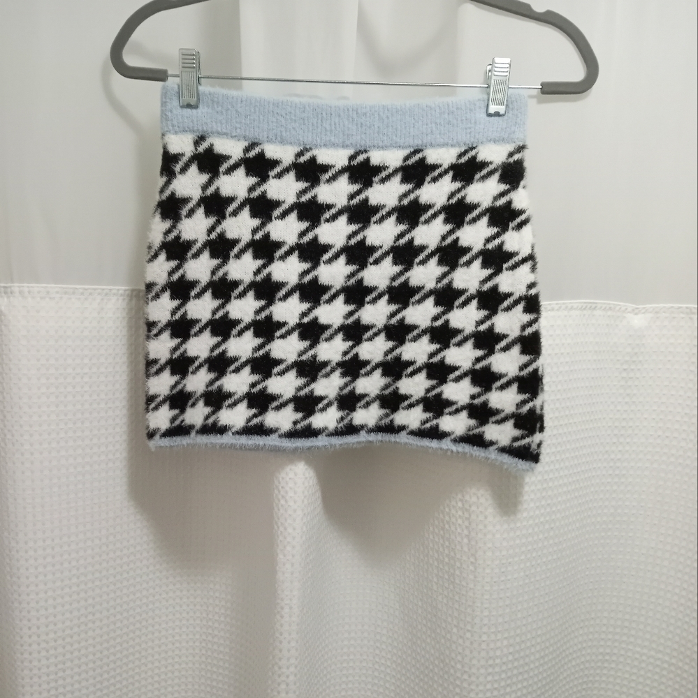 H&M fuzzy mini skirt. EUC.  Size xs.